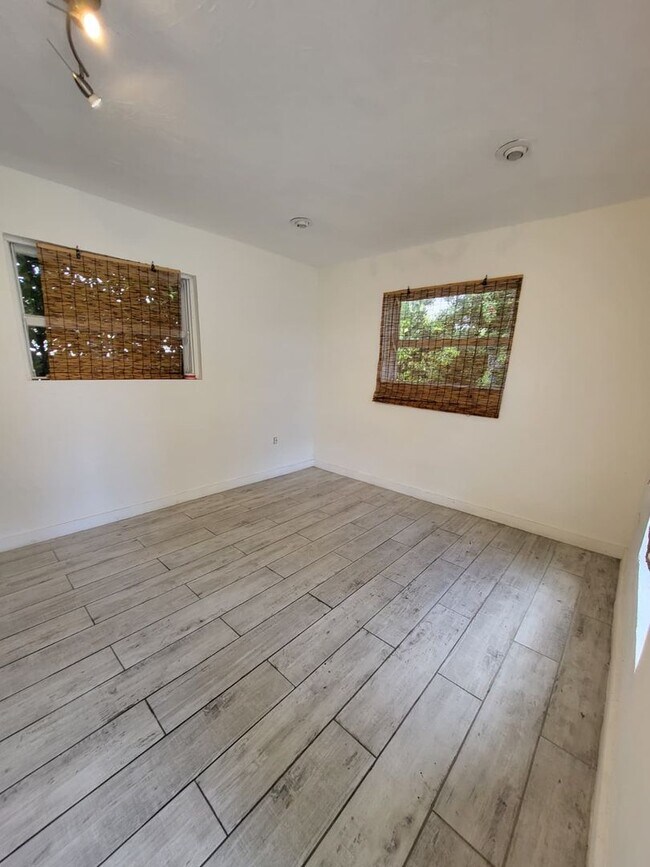 Building Photo - 1998 NE 135th St