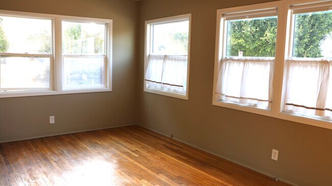 Building Photo - 556 Indiana Ave