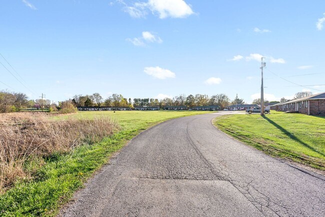 Building Photo - Cozy Two Bedroom Apartment