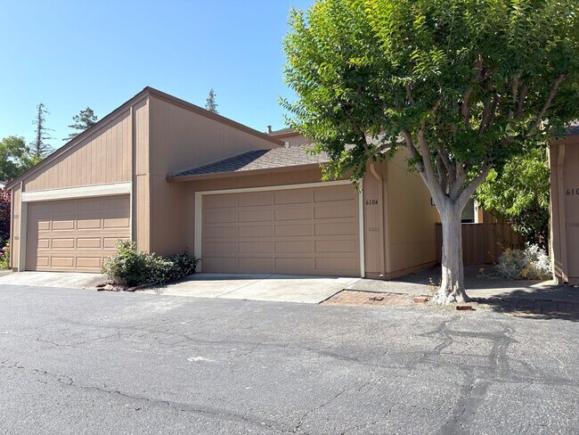 Building Photo - Beautifully Updated 3-Bedroom Townhome in ...