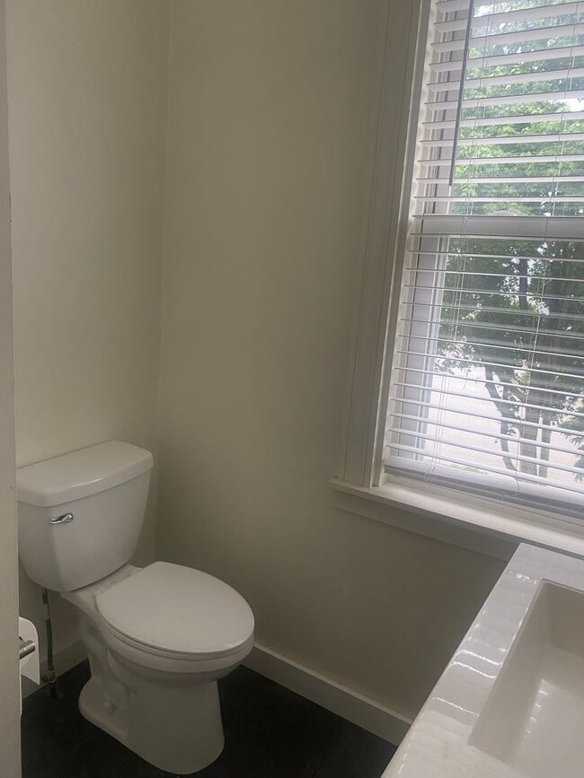 Building Photo - Must see 2 Bed 1 Bath apartment in Bellevue
