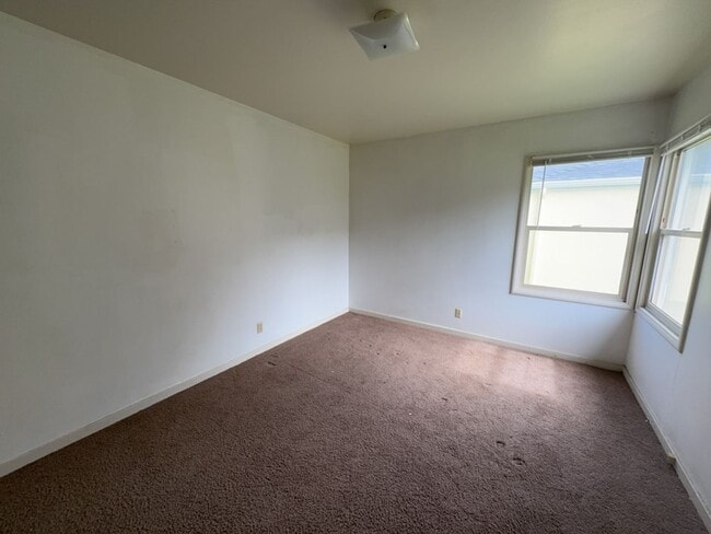Building Photo - 2 Bed 1 Bath Home Just minutes away from C...