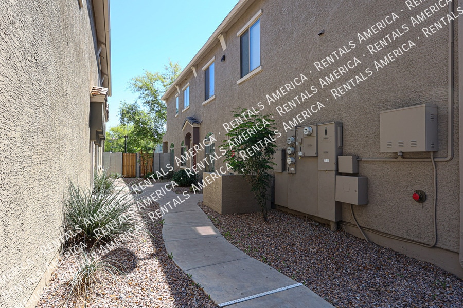 Building Photo - 2401 E Rio Salado Pkwy