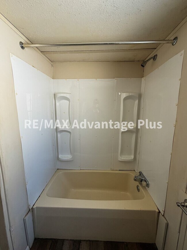 Building Photo - 3-Bedroom Home in a Private Setting