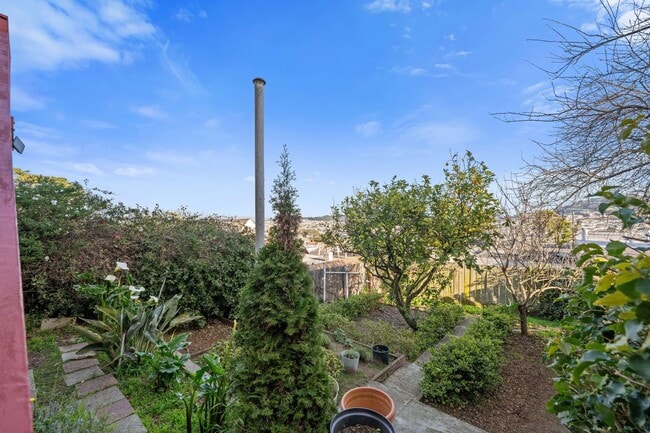 Building Photo - UPDATED LARGE BRIGHT 1800sf 3BR/2BA/1GR In...
