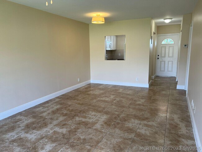 Building Photo - 9851 SW Sandalfoot Blvd
