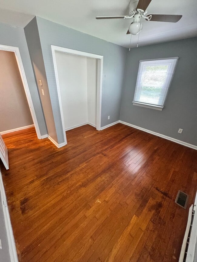 Building Photo - 3 bedroom house on quiet dead end! All ele...