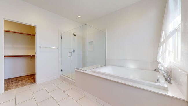 Building Photo - Bright & Beautiful 4 Bedroom 3 Full Bathroom Home!