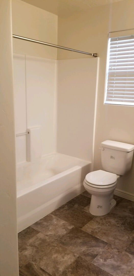 Building Photo - Town home in Little Valley Area. End Unit!!