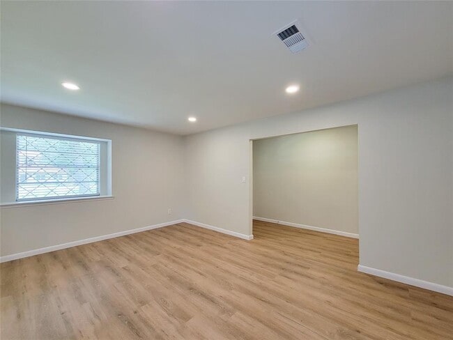 Building Photo - 25911 Maplewood Dr