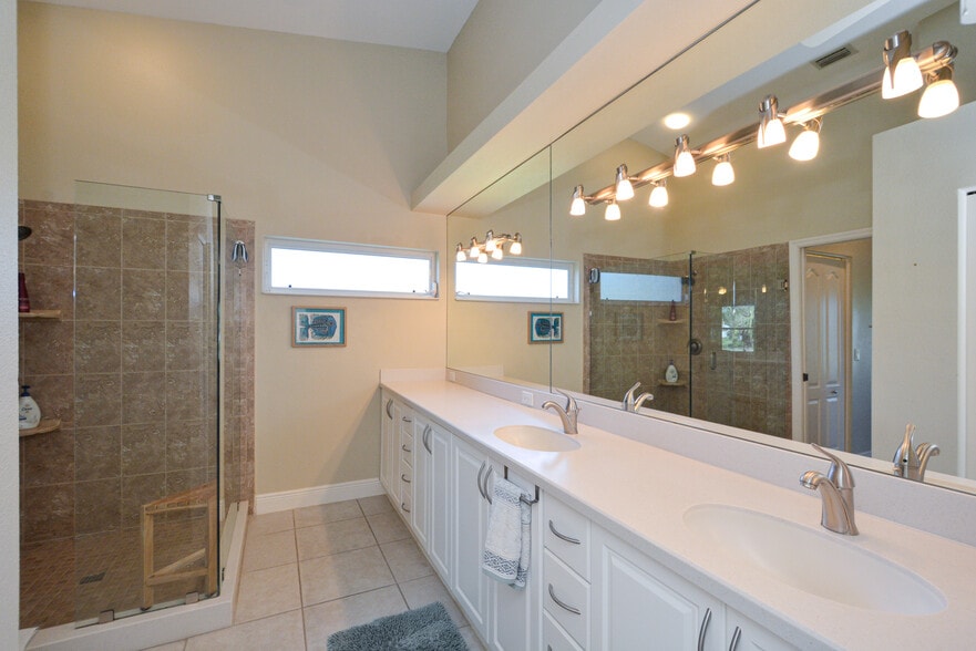 Building Photo - 9470 High Gate Dr