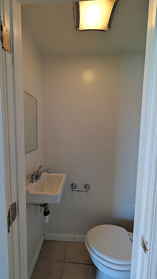Building Photo - 4 Bed, 1.5 bath Home, freshly painted and ...
