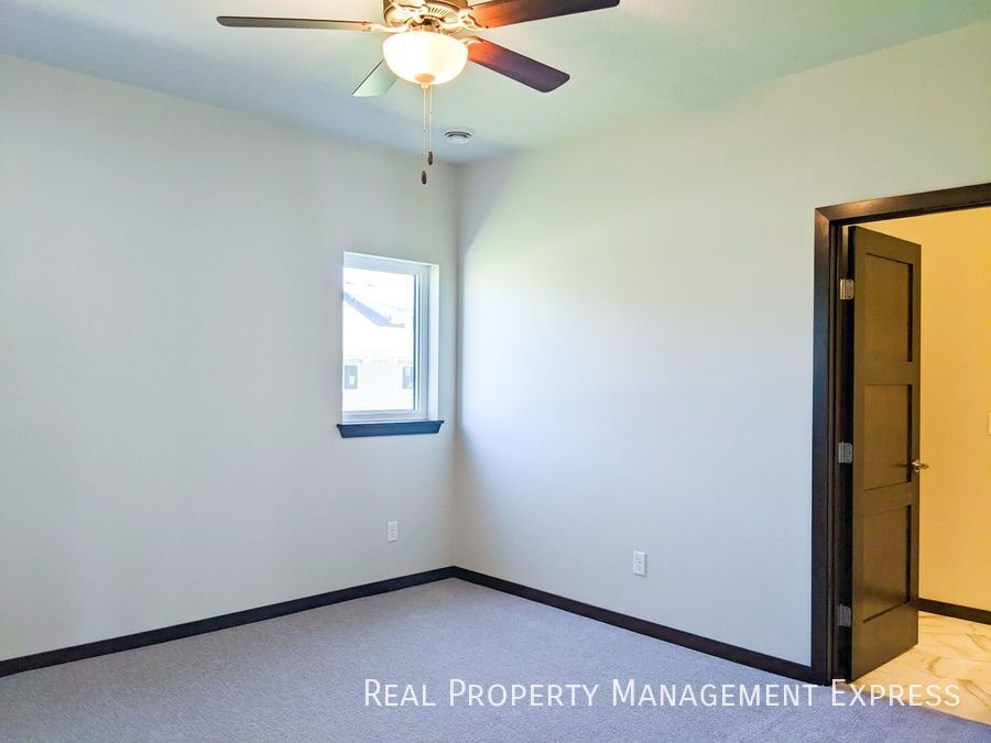 Building Photo - 3 Bedroom 2.5 Bathroom Townhome w/ Attached Garage