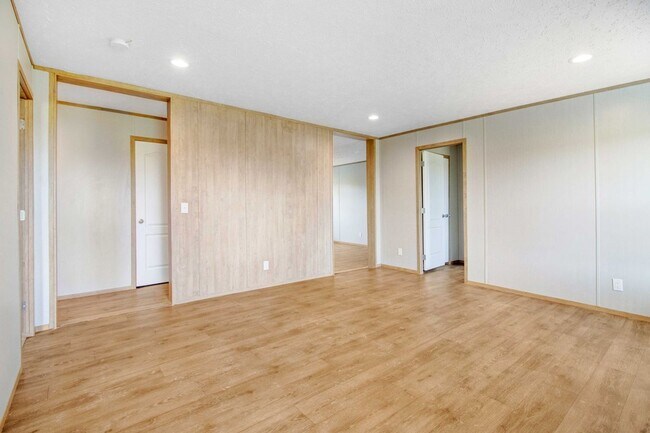 Building Photo - SPACIOUS 4 BR | 3 BA HOME W/ PLENTY OF PRI...