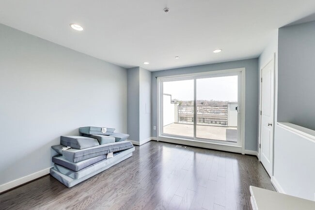 Building Photo - NICE 3BD/3.5BA luxury 4-level townhouse in ROCKVILLE!