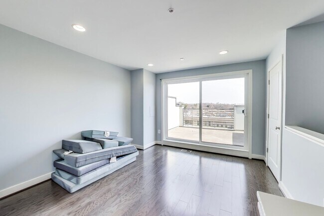 Building Photo - Stunning 3BD/3.5BA luxury 4-level townhouse in Great Location!