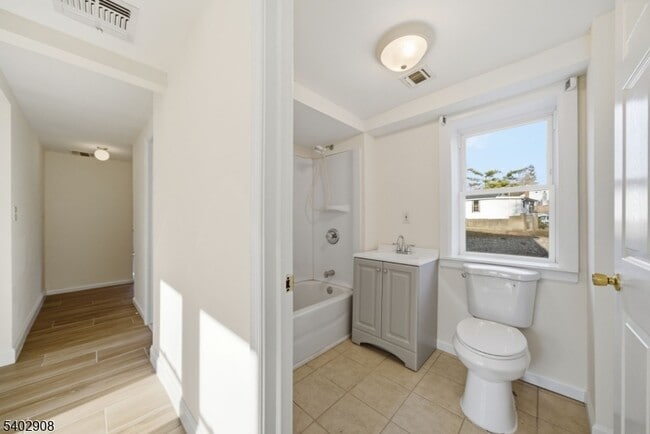 Building Photo - 75 Lakeview Terrace