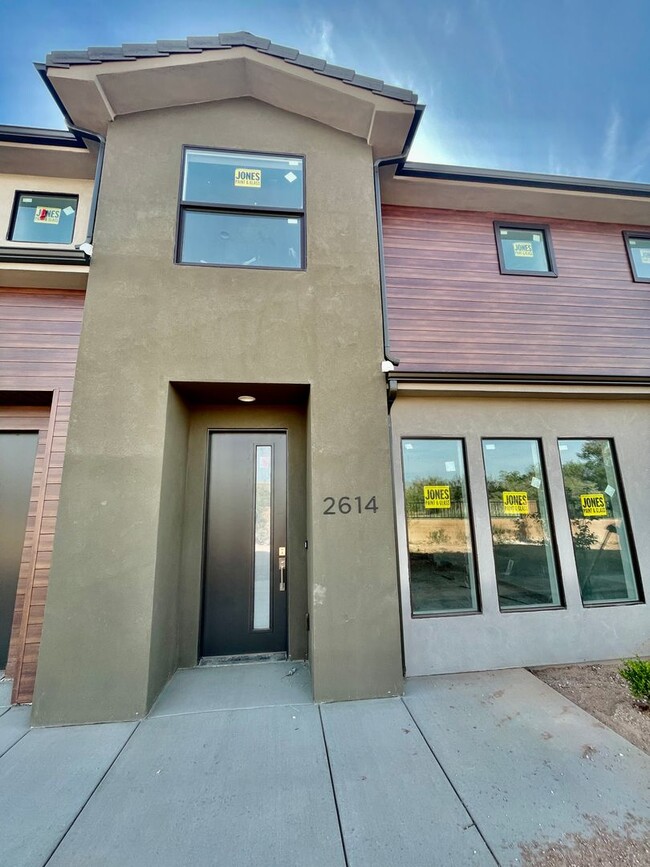 Building Photo - Beautiful Three Bedroom Townhome in Woodla...