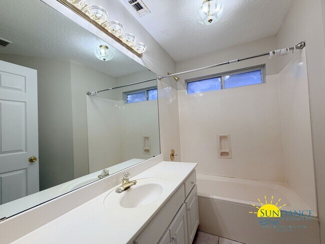 Building Photo - Charming 3-Bedroom Home in Fort Walton Beach!