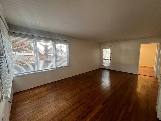 Building Photo - Renovated 1BR Steps to Windansea Beach