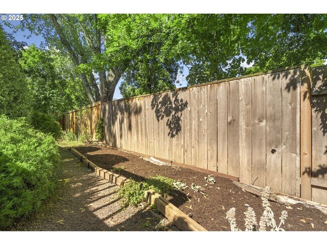 Building Photo - 3-Bedroom Home with Granite Kitchen, Family Room & Private Deck