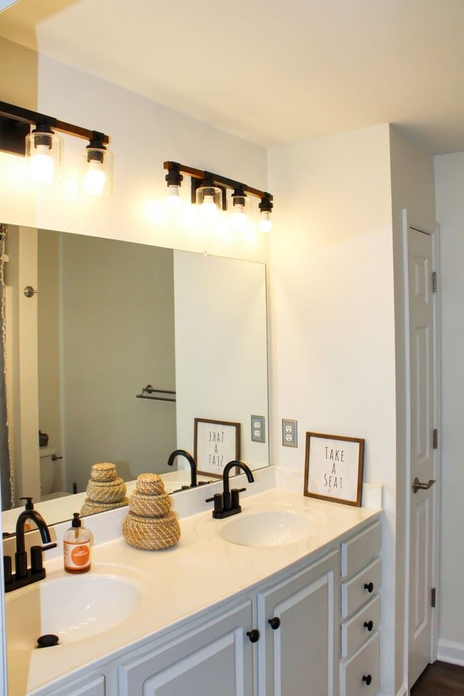 Building Photo - Fully furnished - single family