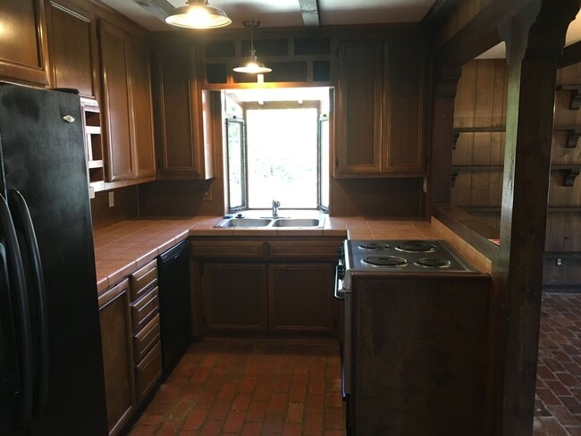 Building Photo - Charming Vintage 3BR/1.5BA Corner Lot Home...