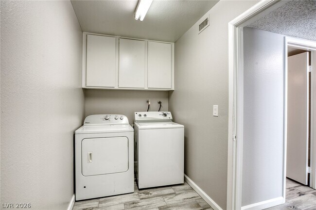 Building Photo - 2358 Belvedere Dr