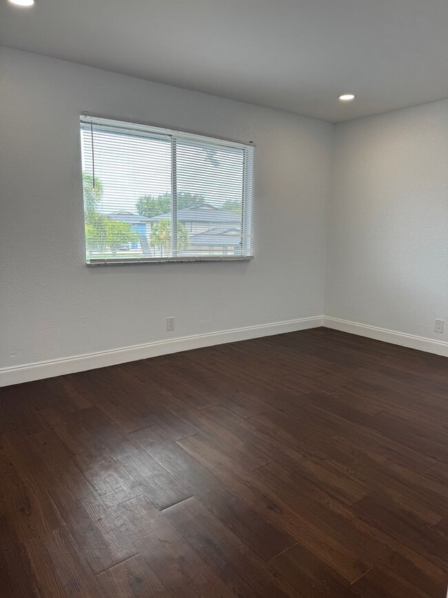Building Photo - ** Sweeeet Deal! 2 Bedroom 1 Bath** Hablam...