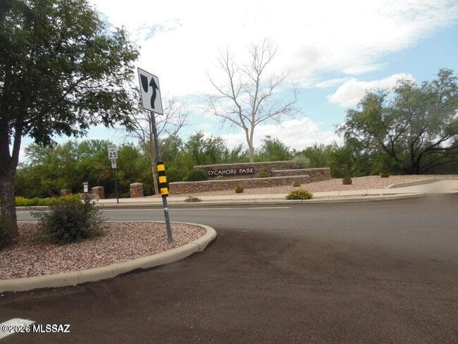 Building Photo - 7325 E Weeping Willow Dr