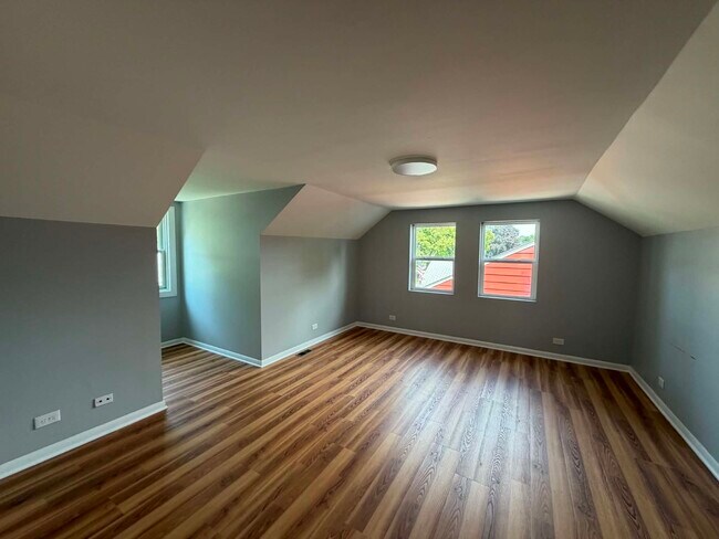 Building Photo - 9243 Lynwood Dr