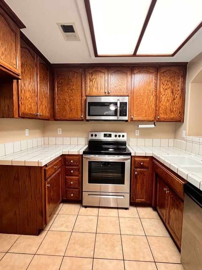 Building Photo - SOUTHWEST BAKERSFIELD