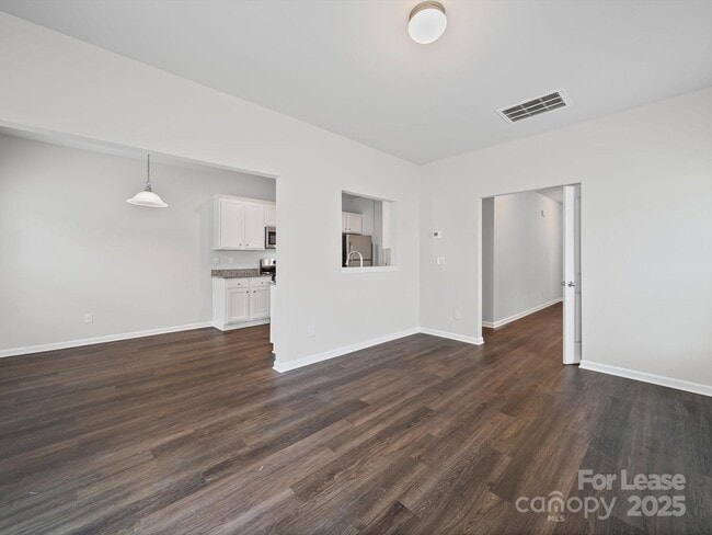 Building Photo - 914 S Battleground Ave