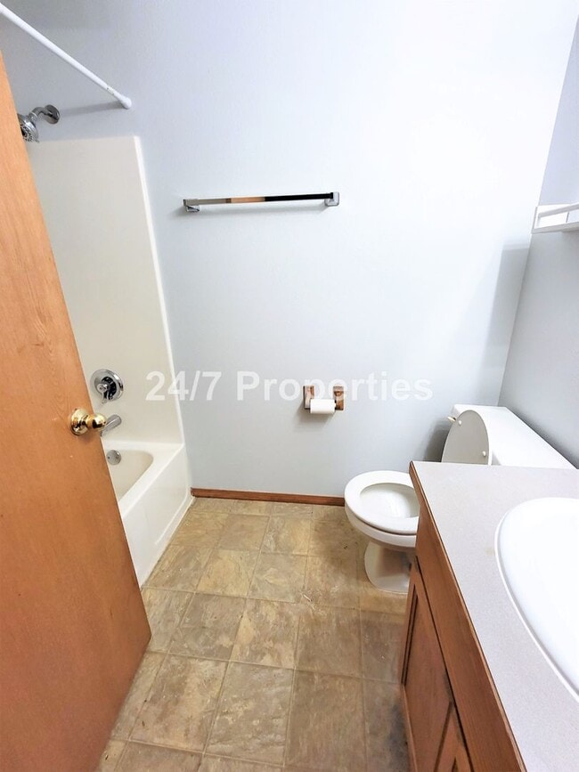 Building Photo - Updated 3BD | 2BA Home with Garage & Large Deck - Hillsboro