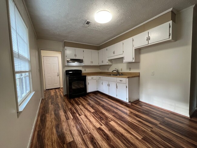 Building Photo - 11 Glenda Dr