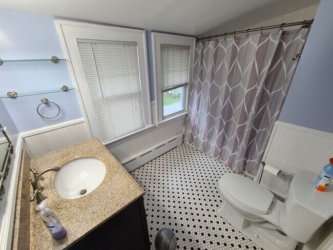 Building Photo - 3 Bedroom Single Family