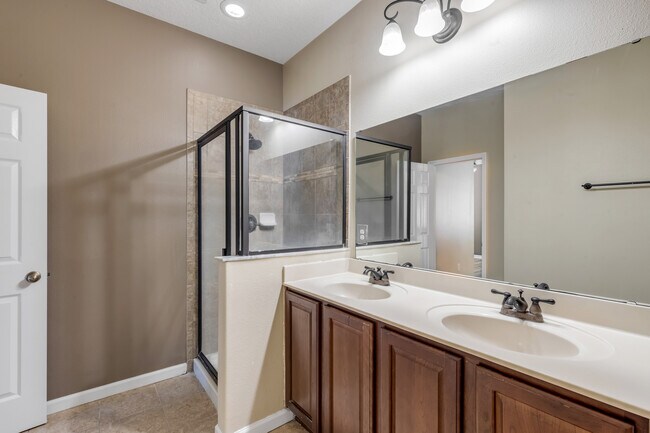 Building Photo - 627 Aeolian Dr
