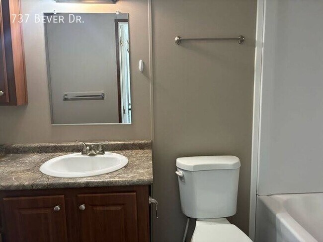 Building Photo - 737 W Bever Dr