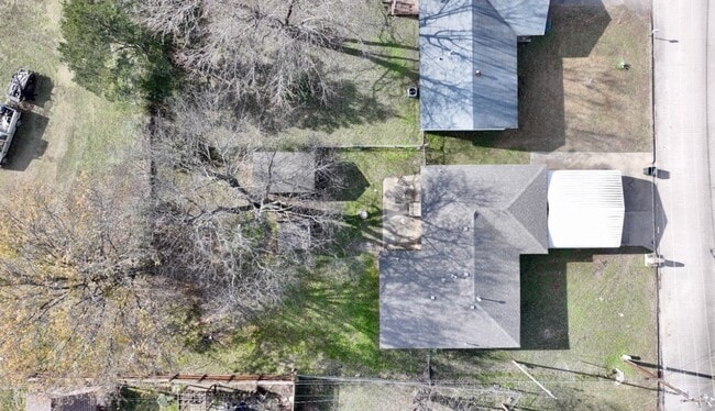 Building Photo - 3 Bedroom 2 Bath home | Fenced in back yard | In Town