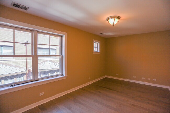 Building Photo - 4321 W Peterson Ave