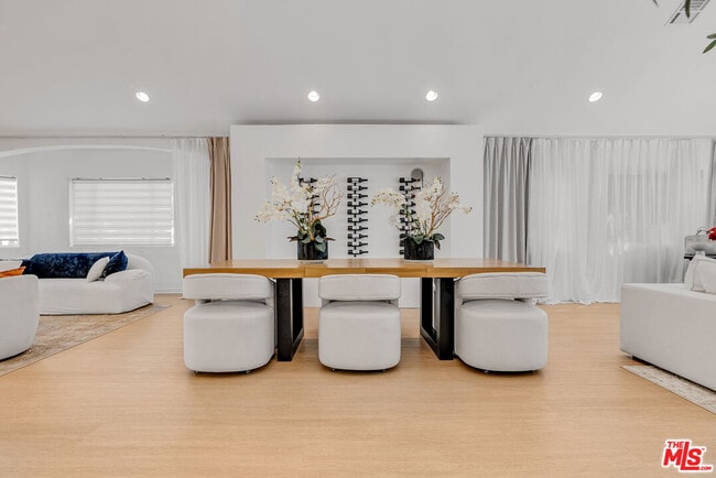 Building Photo - 367 S Oak Ave