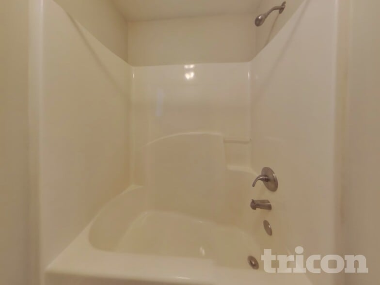 Building Photo - 128 Hidden Creek Dr