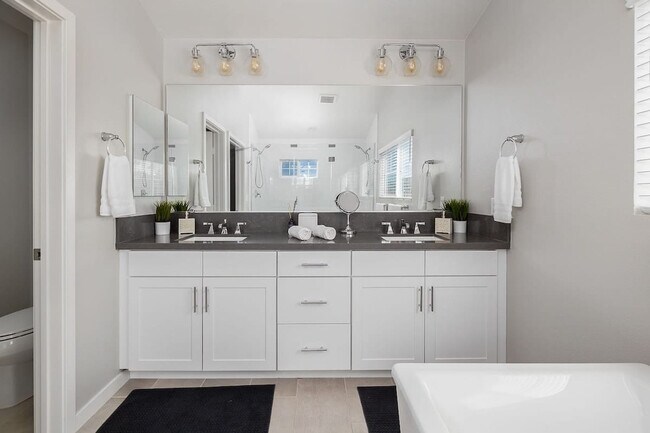 Building Photo - 1416 MacKinnon Ave