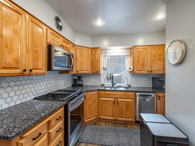 Building Photo - 423 W 17th Ave