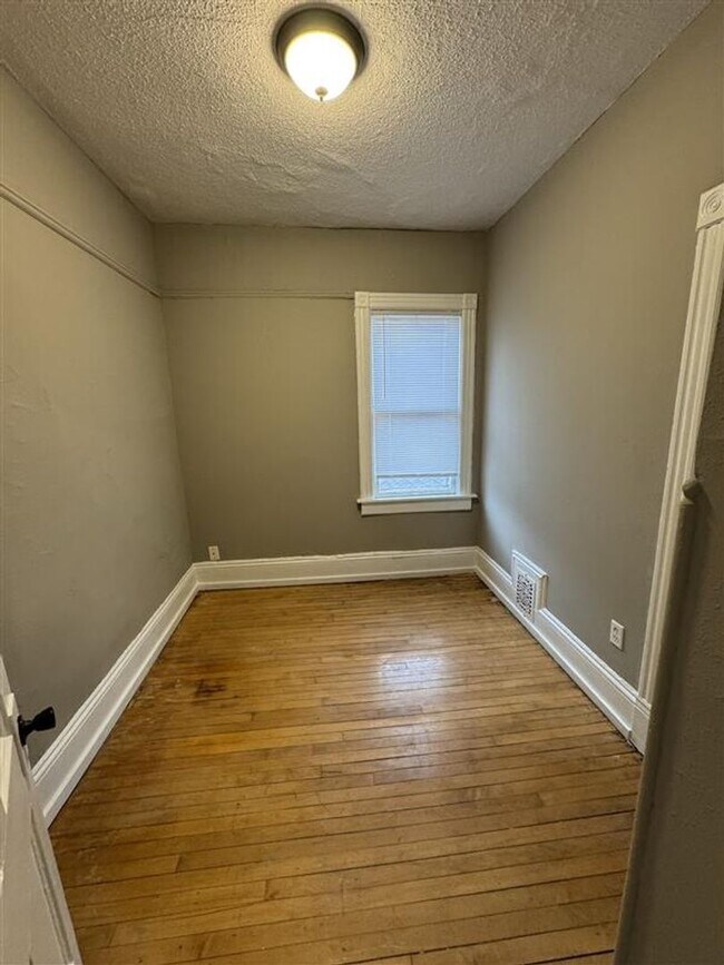 Building Photo - Spacious 4BR Upper Duplex Unit in the Hear...