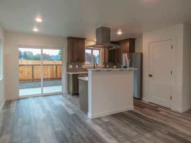 Building Photo - Newberg- 3 bedroom Duplex Available Soon - Schedule tour now !