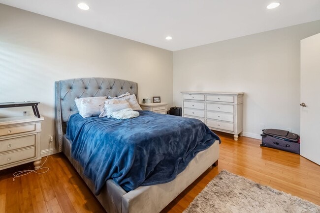 Building Photo - Unbeatable Location! Bright 1 Bed, 1 Bath ...