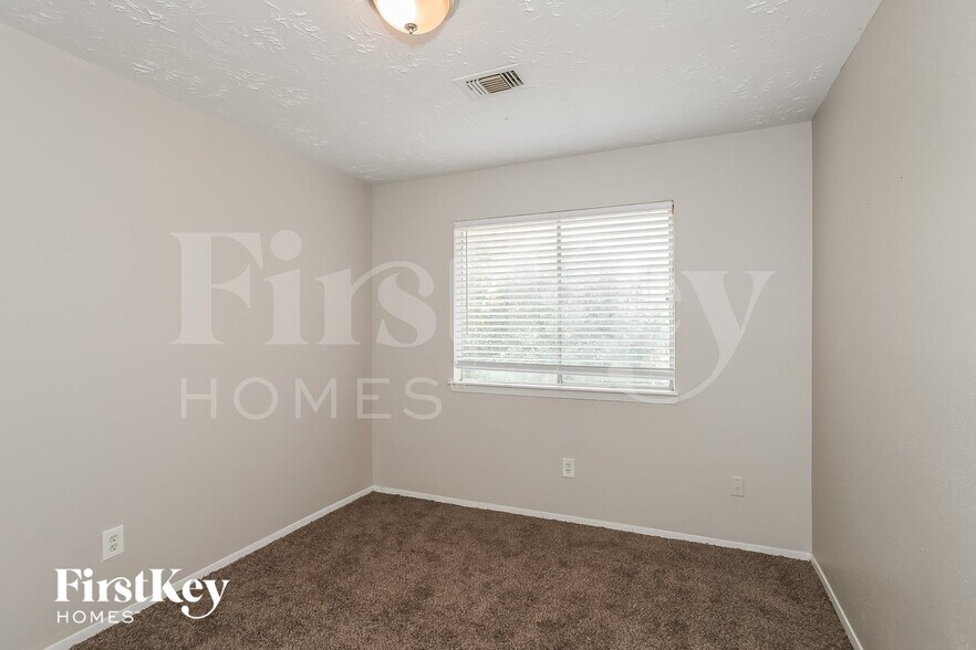 Building Photo - 20239 Misty Pines Dr