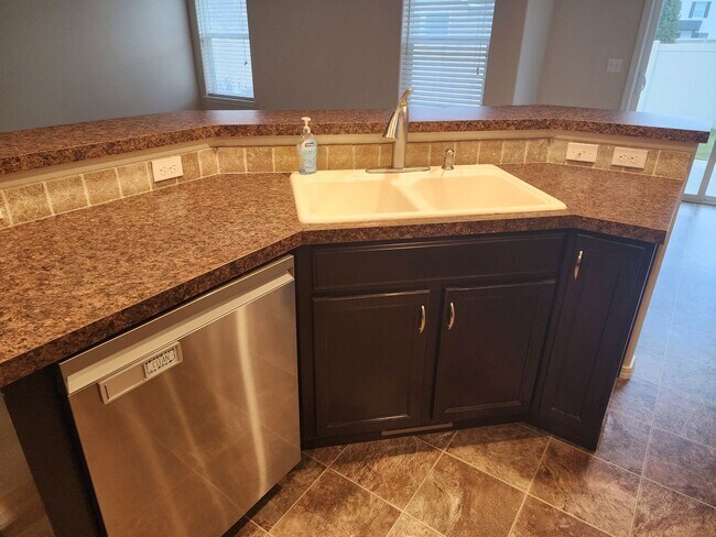 Building Photo - Charming single level 4 bedroom home in Crimson Point community. Spacious open floor plan, oversi...