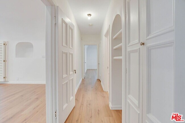 Building Photo - 344 S Swall Dr
